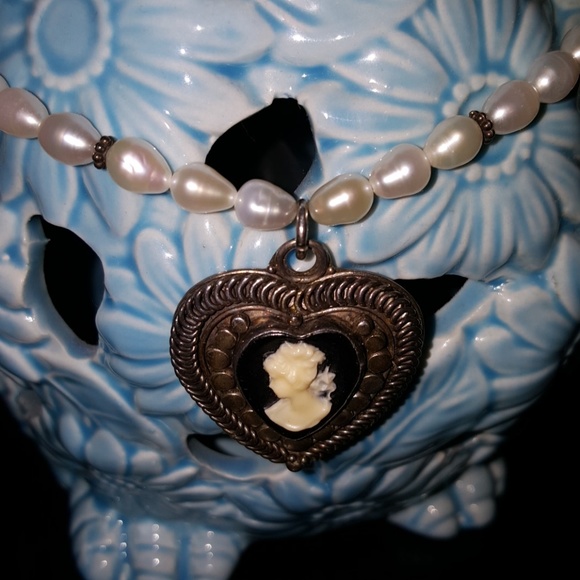 unknown Jewelry - ♥️😊$⬇️Vintage cameo and pearl necklace🌹